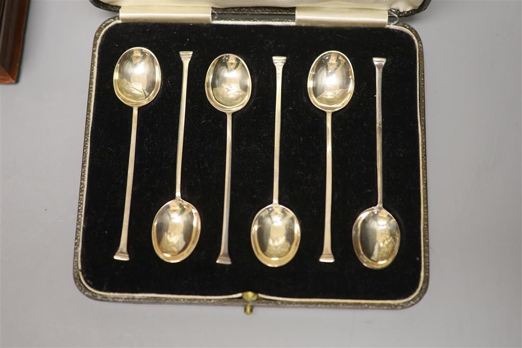 A cased set of plated mother of pearl handled cutlery, a cased set of six silver coffee spoons and a cream jug with inset Queen Anne co